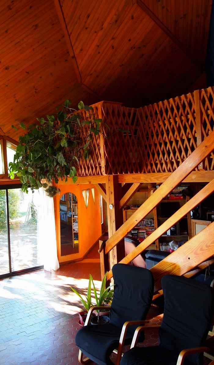Intérieur d'une maison atypique en bois ©Artizome