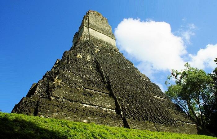 L'ancienne citadelle maya de Tikal située au cœur des forêts tropicales du nord du Guatemala