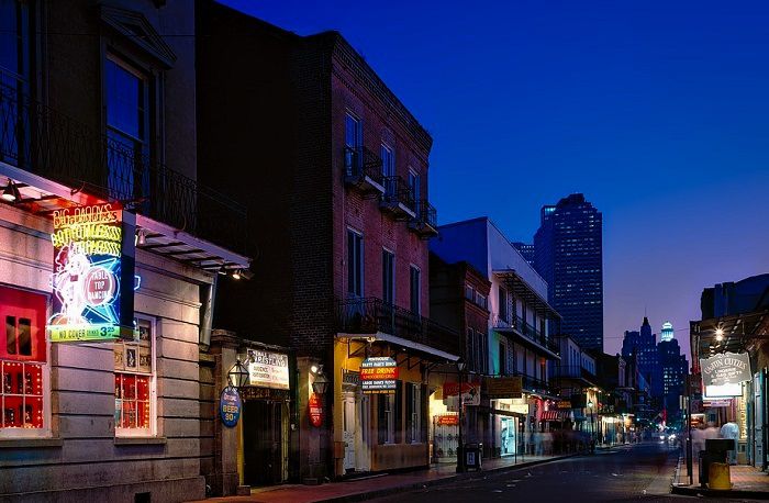 Offrez-vous une balade nocturne dans les rues animées de la Nouvelle-Orléans en Louisiane