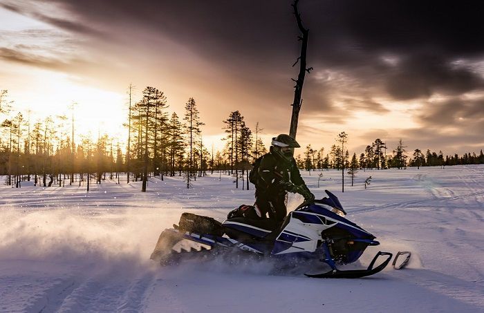 Pratique de la motoneige en Laponie