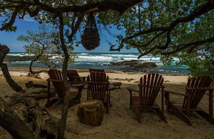 Profitez d'une journée à la plage au Costa Rica à l'ombre des arbres