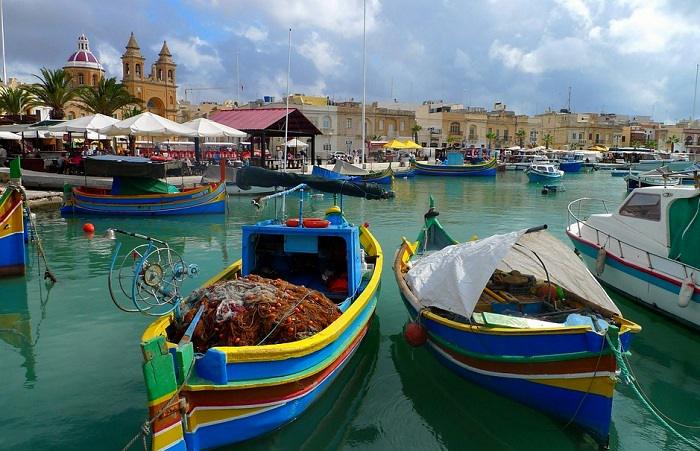 Découvrez le petit port de Marsaxlokk lors de votre voyage à Malte