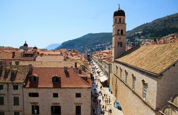 Empruntez le Stradun, la rue principale de la vieille ville de Dubrovnik