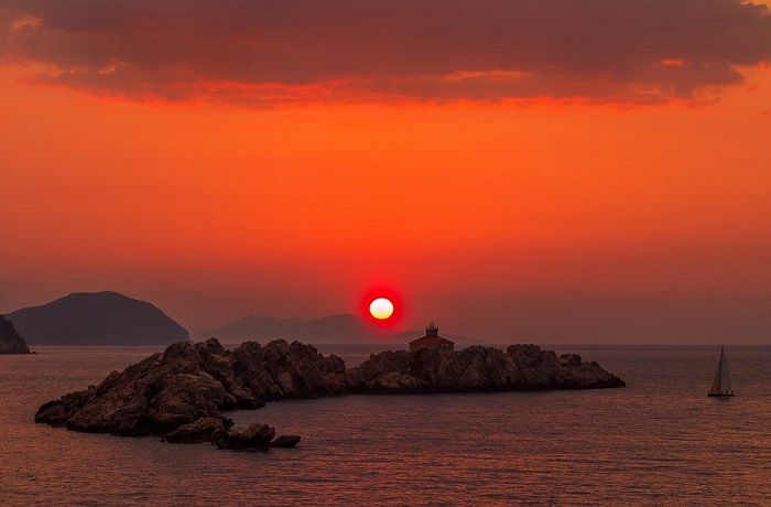 Magnifique coucher de soleil depuis la ville de Dubrovnik