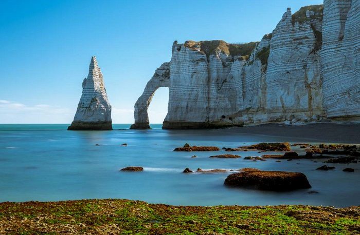 Offrez-vous une balade à Etretat lors de vos vacances en Normandie et admirez ses majestueuses falaises