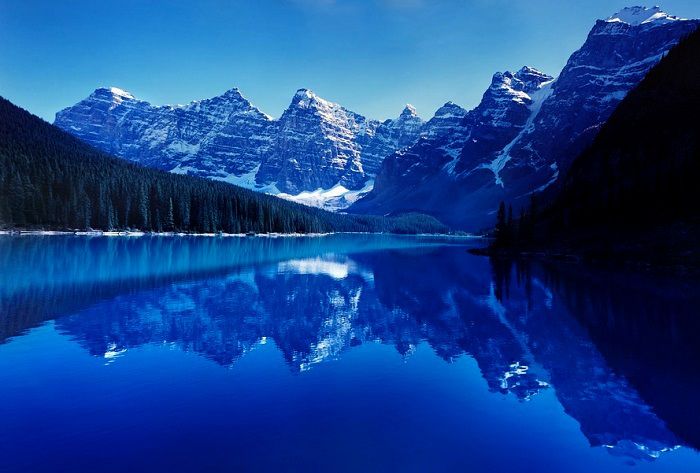 Profitez de vos vacances à la neige au Canada pour découvrir le lac Moraine situé dans le Parc national de Banff dans la province de l'Alberta