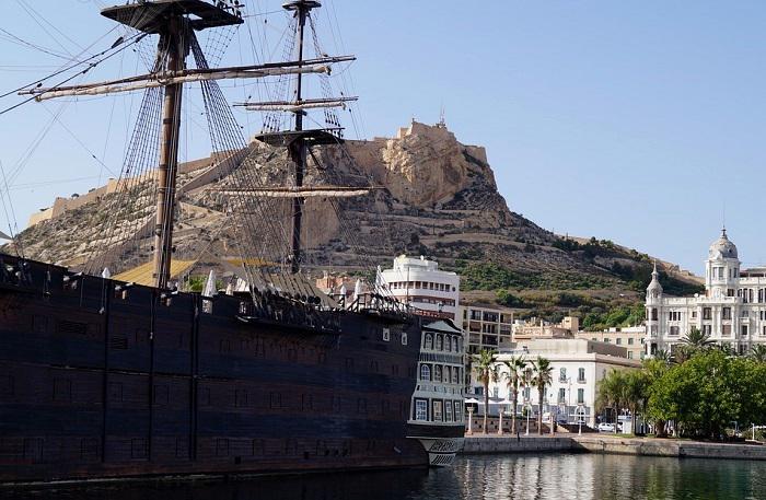 Vue du Château de Santa Barbara depuis le port d'Alicante en Espagne
