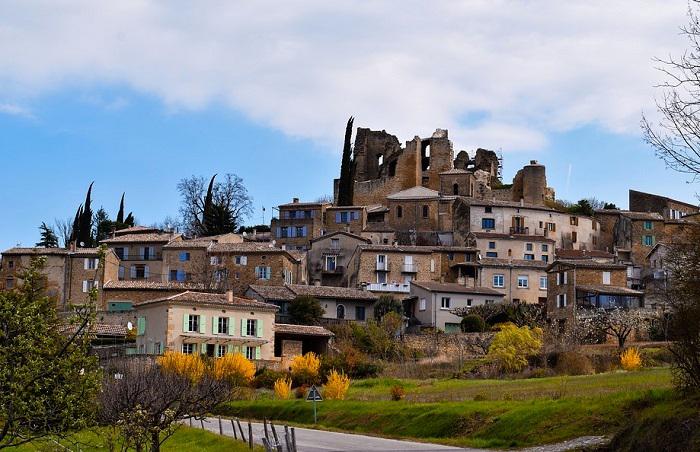 L'un des nombreux villages provençaux de la Drôme