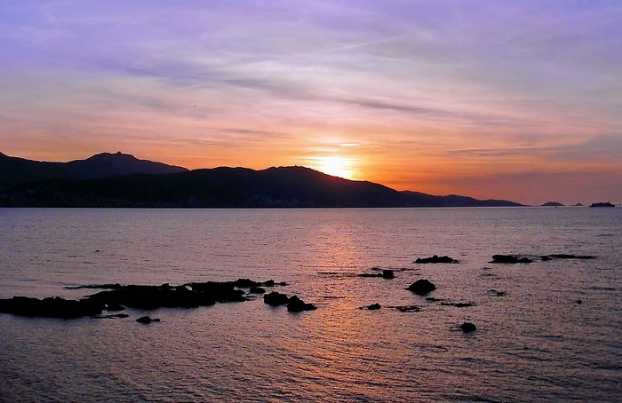 Offrez-vous de magnifiques couchers de soleil lors de votre séjour à Ajaccio