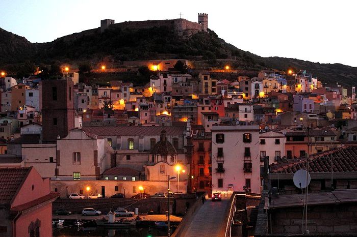 Partez à la découverte de la ville de Bosa lors de votre séjour en Sardaigne
