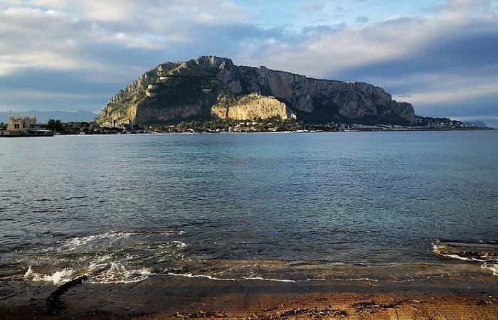 Profitez d'une balade sur la plage de Mondello lors de vos vacances à Palerme