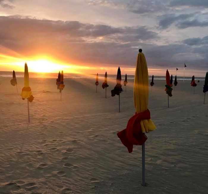 Coucher de soleil sur la célèbre plage de Deauville