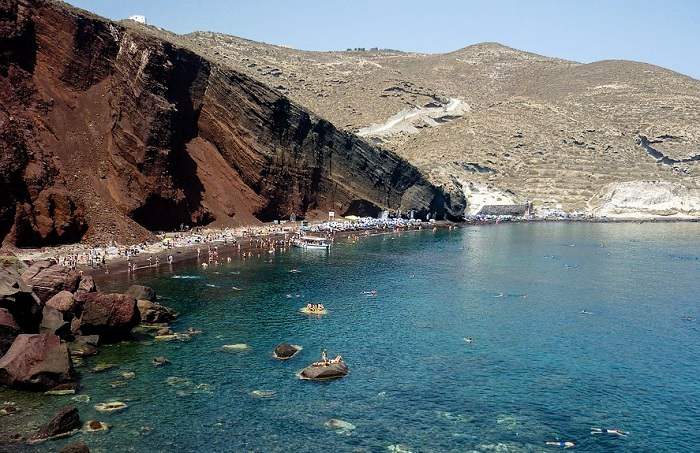 Offrez-vous une escapade sur la plage rouge de Santorin