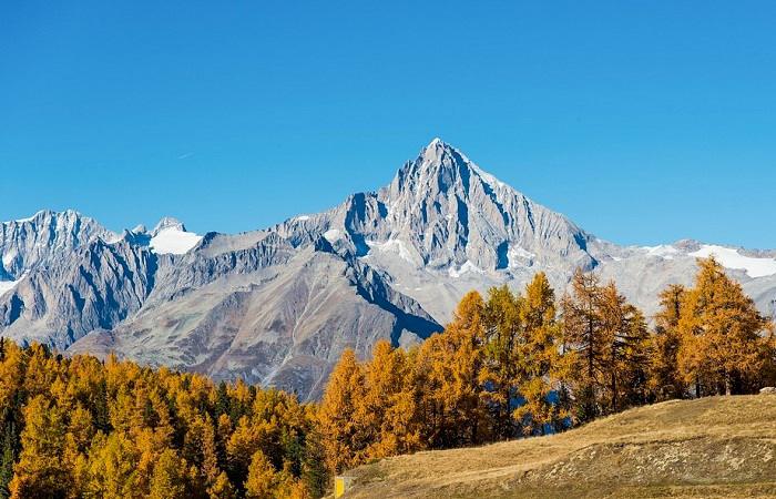 Optez pour une randonnée lors de votre séjour en Suisse et admirez le Bietschhorn qui culmine à 3 934 m d'altitude