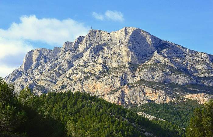 Partez en randonnée au pied de la montagne Sainte-Victoire lors de vos vacances à Aix-en-Provence