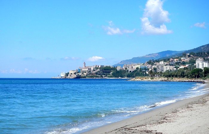 Profitez d'une balade au bord de l'eau lors de votre séjour à Bastia