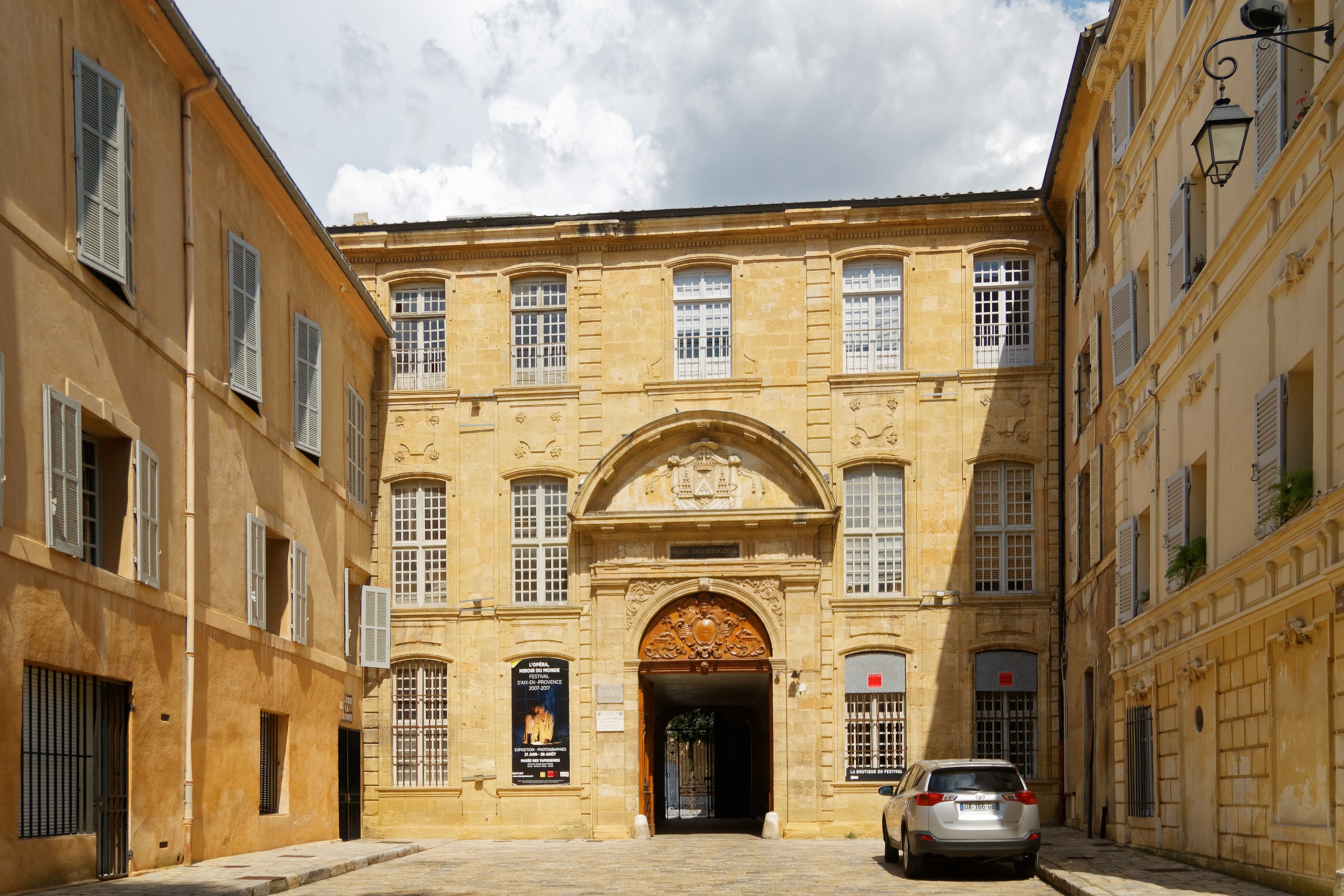 Palais de l'Archevêché et Musée des Tapisseries © Wikipedia