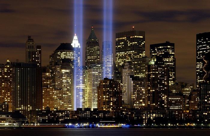 Faisceaux lumineux partant du mémorial en hommage au World Trade Center