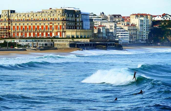 Initiation à la pratique du surf à Biarritz et visiter les Pyrénées-Atlantiques © DR