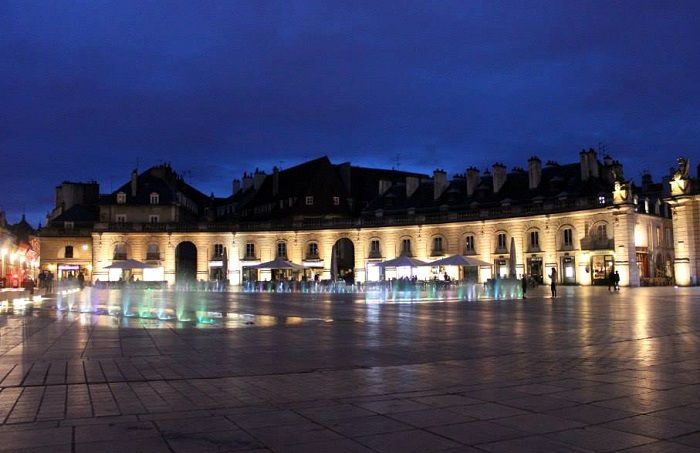 Balade nocturne sur la Place de la Libération à Dijon