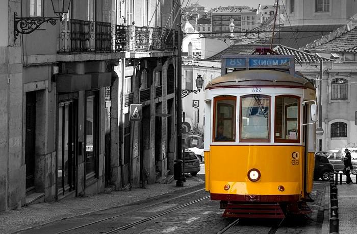 Montez à bord du Tramway jaune, l'un des incontournables à découvrir lors de votre séjour à Lisbonne