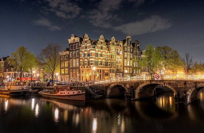 Offrez-vous un week-end à Amsterdam et profitez d'une balade nocturne au bord de ses canaux