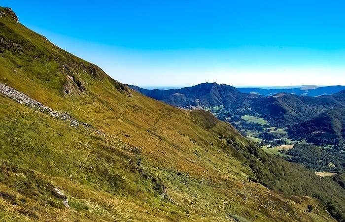Offrez-vous une balade au cœur des montagnes lors de vos vacances dans le Cantal