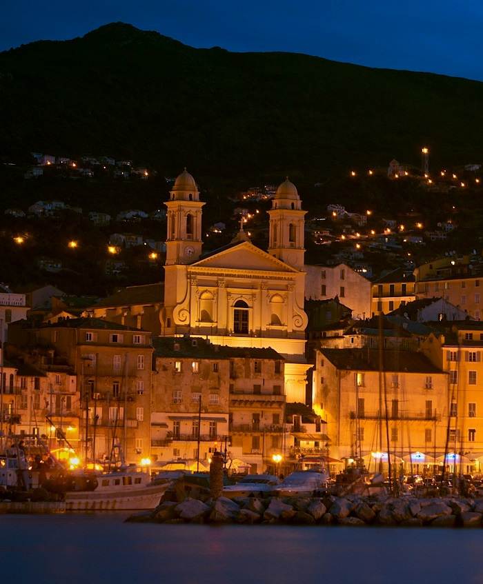Offrez-vous une balade nocturne à Bastia lors de vos vacances en Corse