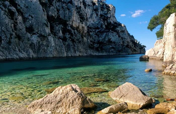 Partez à la découverte de la calanque d'En Vau, l'une des plus belles plages du sud de la France