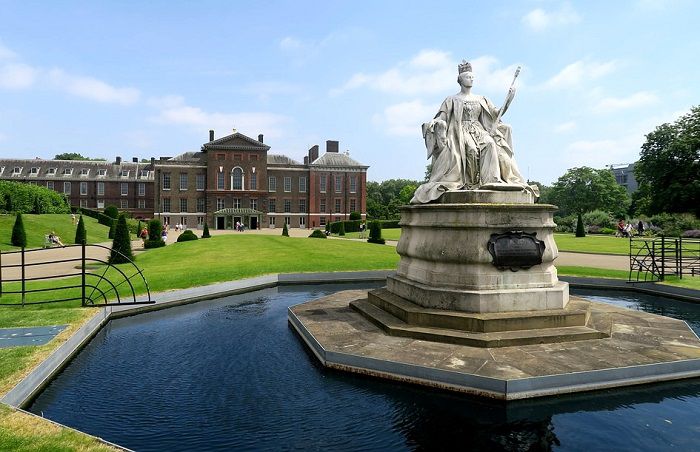 Découverte de la statue de la Reine Victoria à Kensington Gardens