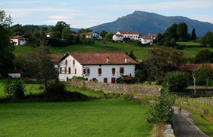 Partez à la découverte du village de Sare si vous souhaitez visiter le Pays Basque et faire de la randonnée