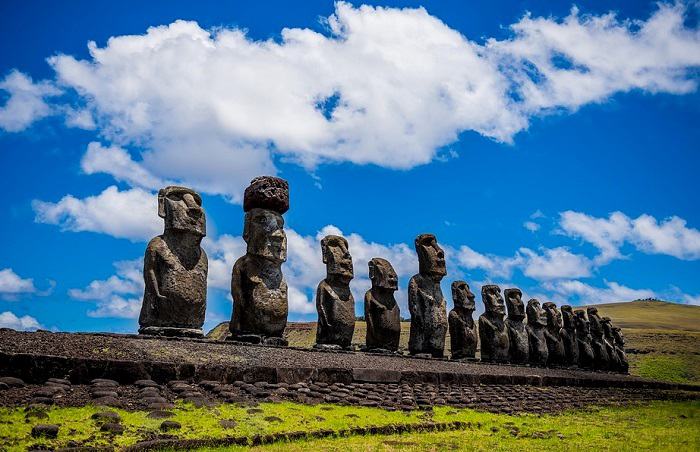 Découverte des moaï, les fameuses statues de l'île de Pâques