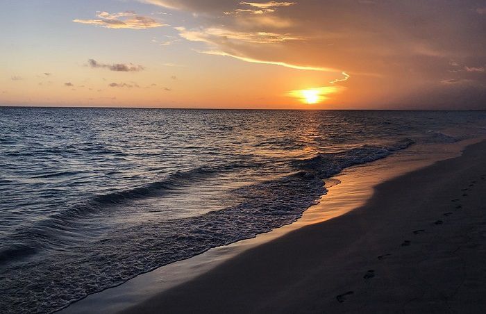 Magnifique coucher de soleil sur l'une des nombreuses plages de Cuba
