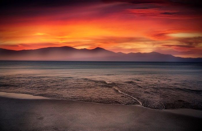 Magnifique coucher de soleil sur une plage en Espagne