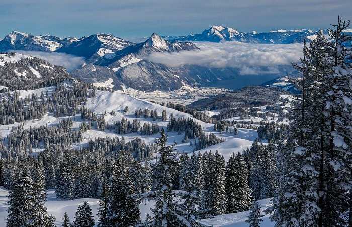 Magnifique panorama sur les montagnes enneigées en Suisse