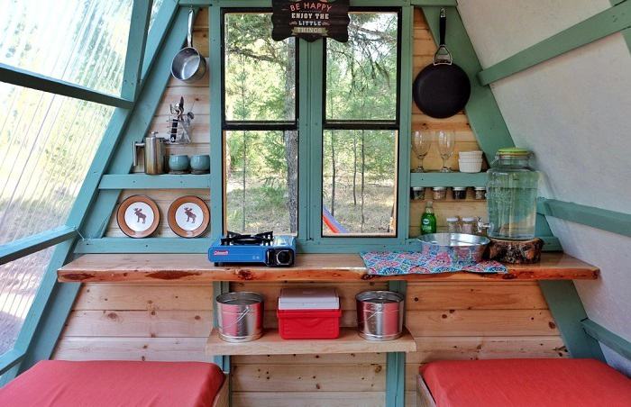 Intérieur d'une mini maison en bois © Alla Ponomareva