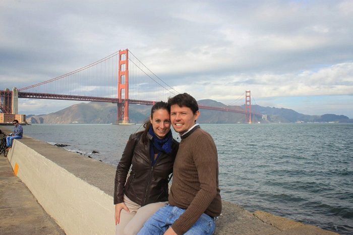 Sarah Papasodaro et Maxime Hilaire devant le pont du Golden Gate en Californie