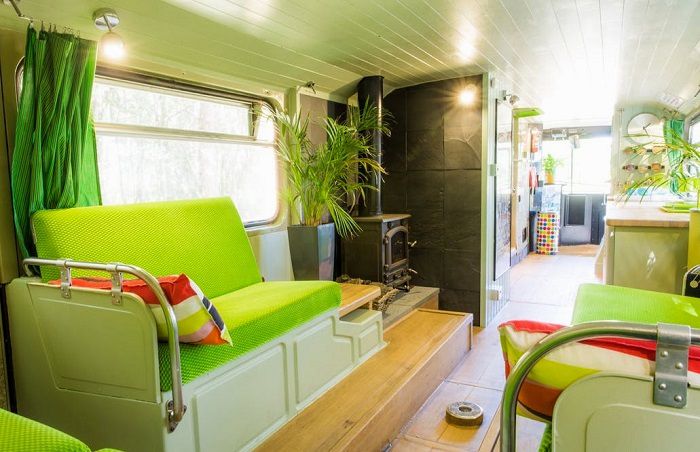 Un coin salon équipé d’un poêle à bois © Big Green Bus