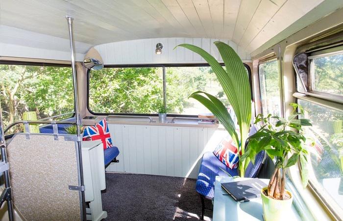 Un petit salon à l'étage du bus anglais aménagé © Big Green Bus