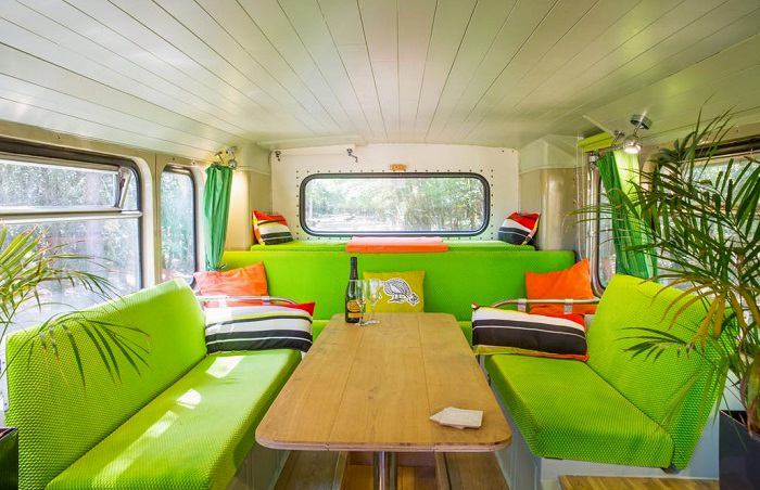 Un salon coloré et lumineux © Big Green Bus