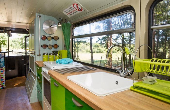 Une cuisine équipée et lumineuse © Big Green Bus
