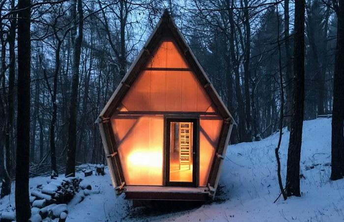 Une maison triangulaire en hiver © Invisible Studio