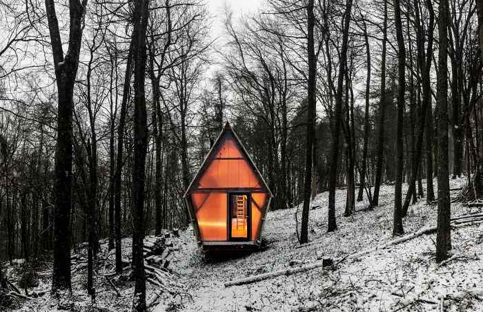Trailer une mini maison en matériaux de récupération © Invisible Studio
