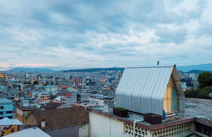 Une mini maison sur une toiture d'immeuble © Andres Villota