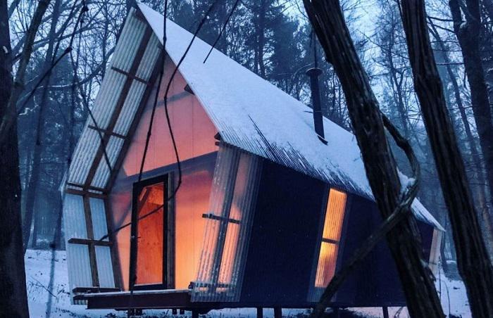 Trailer une tiny house dans la forêt en hiver © Invisible Studio