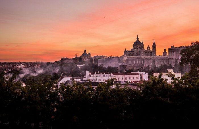 Admirez le coucher de soleil sur la Cathédrale de la Almudena lors de votre séjour à Madrid