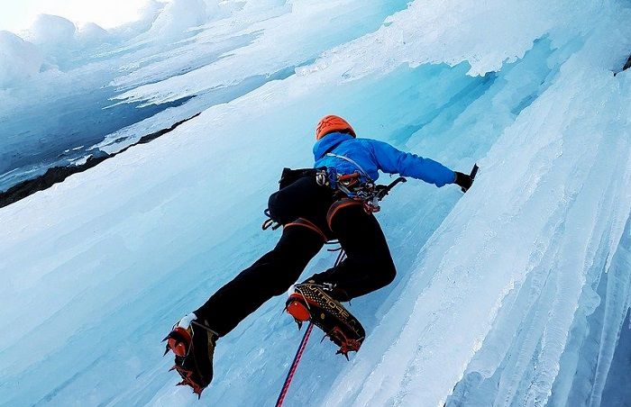 L'escalade sur glace, un des nombreux sports d'hiver à découvrir lors de vos prochaines vacances