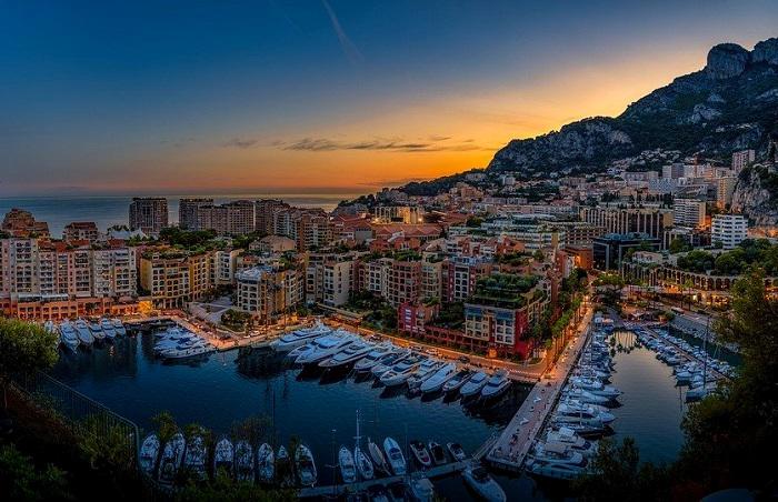 Prenez un peu de hauteur lors de vos vacances à Monaco et admirez le magnifique coucher de soleil sur la baie