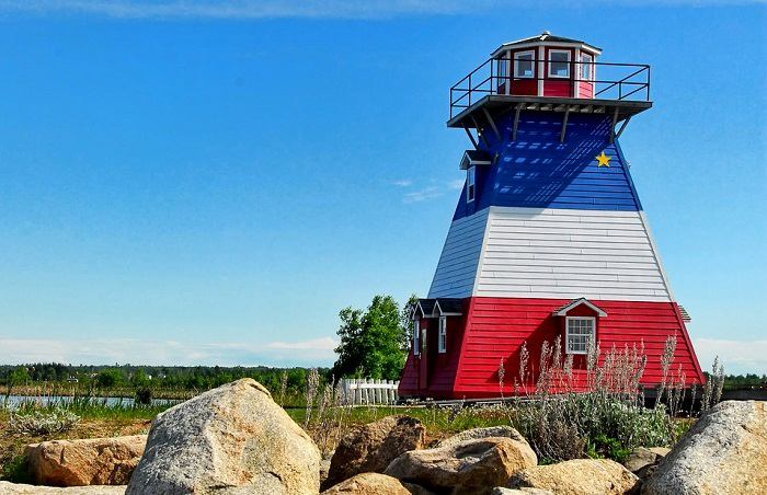 Déposez vos valises au Canada, un des nombreux pays qui parlent français et partez à la découverte du phare de Grande-Anse au Nouveau-Brunswick
