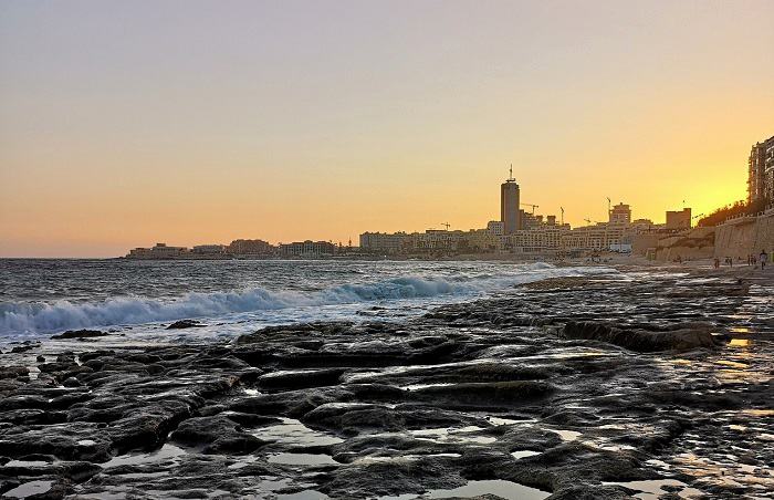 Optez pour un weekend à Malte et offrez-vous une balade au bord de l'eau au coucher du soleil